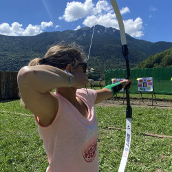 jeune fille en activité tir à l'arc