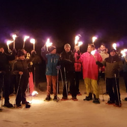 Séminaire d'entreprise en balade nocturne avec flambeaux