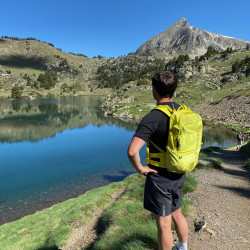 Randonneur au bord du lac de bastan