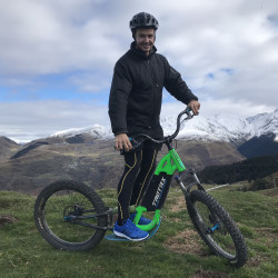 adulte en trottinette au col d'Azet