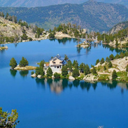 Refuge au bord du lac des Encantats