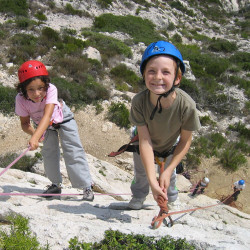 Enfant heureux d'avoir gravit la paroi d'escalade