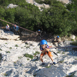 Petit enfant en initiation en escalade