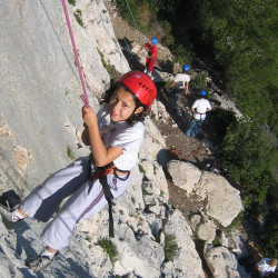 Enfant accroché au rappel en initiation escalade