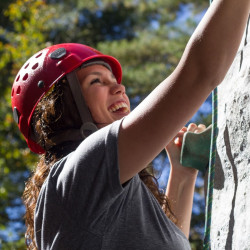 Jeune femme en activité escalade à Saint-Lary