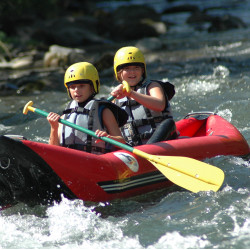 enfants en canoë