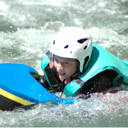 enfant en hydro speed sur la Neste d'Aure