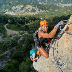 femme sur via ferrata