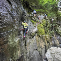 Petite partie d'escalade pour franchir les obstacles du parcours du moudang