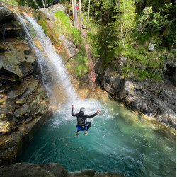 grand saut dans canyon espagnol