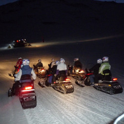 groupe croisant une dameuse sur le domaine de St Lary