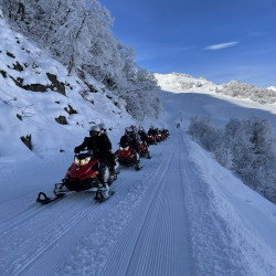 Activité motoneige sur la corniche au Pla d'Adet