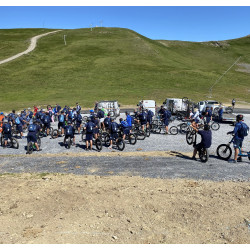 Rassemblement pour le départ en trottinette depuis le col du Portet