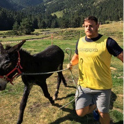 Antoine Tichit joueur de rugby du Castres Olympique pour la course avec les ânes