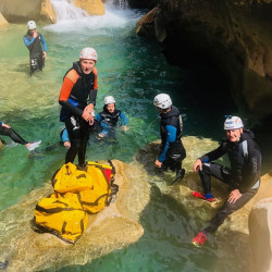 Guide en pleine activité de canyoning