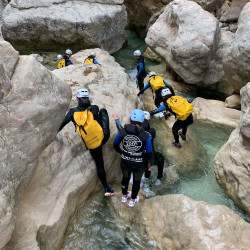 Déplacement dans le canyon sur les rochers