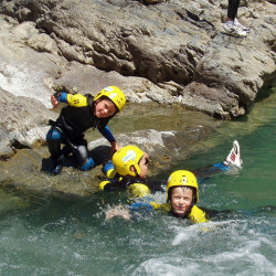 Groupe d'enfant en sortie canyoning