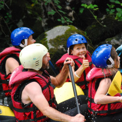 Famille en rafting sur la Neste d'Aure