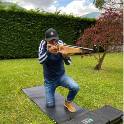 homme tirant à la carabine laser