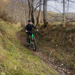 descente en trottinette sur chemin