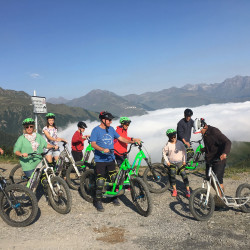 Groupe faisant une sortie en trottinette  de montagne