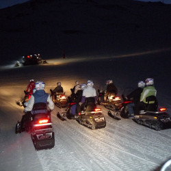 Randonnée en motoneige la nuit