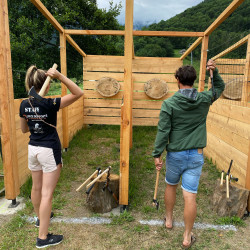 couple se défiant au lancer de haches