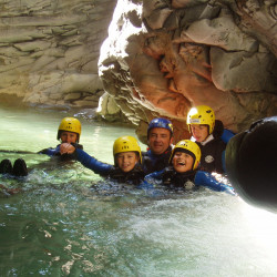 groupe d'enfants en canyon