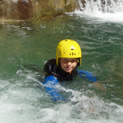 enfant en canyon espagne