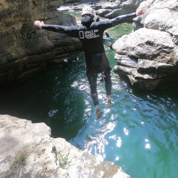 saut dans les eaux turquoise de la Sierra de Guara en Espagne