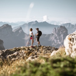 couple en randonnée pédestre pour ascension sommet