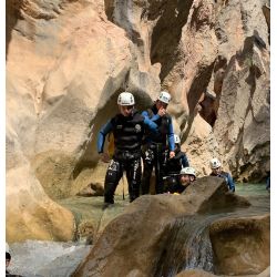 Groupe-de-canyoneur-dans-un-toboggans-naturels-en espagne