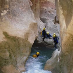 passage-etroit-en-canyoning-saint-lary