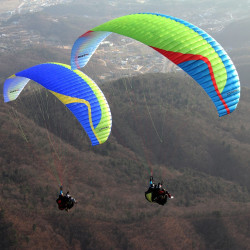 Groupe de parapente en l'air