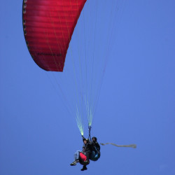 baptême en parapente voile rouge à saint-Lary