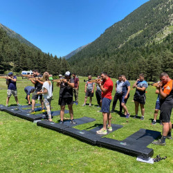 équipe sportive  en train de faire du tir à la carabine biathlon laser