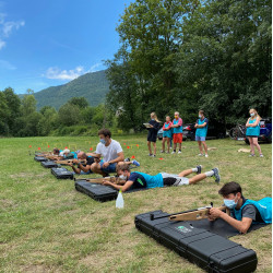 Groupe d'enfants allongés pour le tir à la carabine biathlon laser