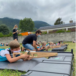 groupe de personnes en activité biathlon laser sur la pelouse à Saint Lary