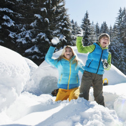 Construction d'igloo petits trappeurs en raquettes