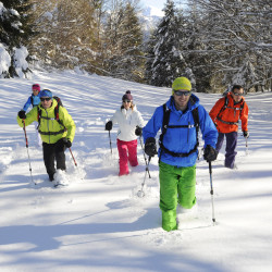 groupe d'adultes en randonnée raquettes