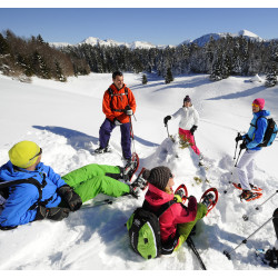 Pause dans la neige lors d'une sortie en raquettes