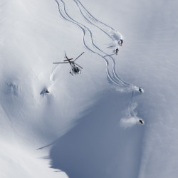 Trace sur la neige après la dépose en Héliski