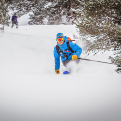 Belle trace dans la neige vierge lors d'une dépose en héliski