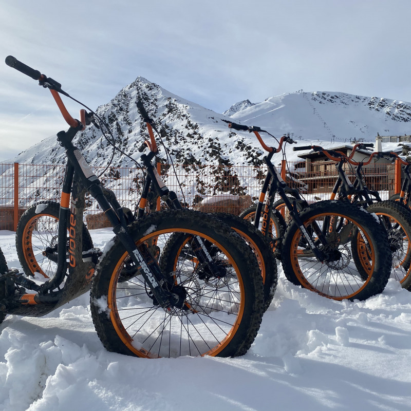 Trottinette de descente tout terrain sur neige à Saint-Lary dans les  Pyrénées