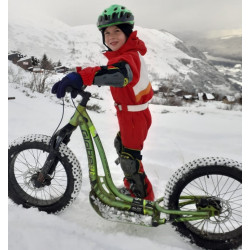 enfants en trott de descente sur neige