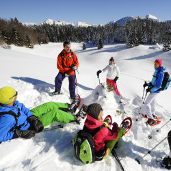 groupe de randonneurs faisant une pause au soleil