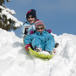 Enfants en luge en raquettes