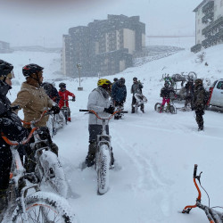 Groupe en trottinette de descente