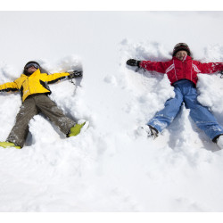 traces d enfants dans la neige