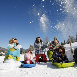 Famille en raquettes petits trappeurs